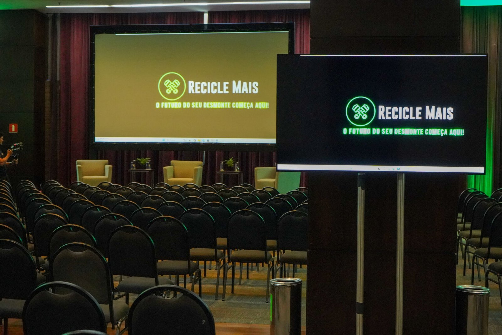 Telão com a marca Recicle Mais no palco