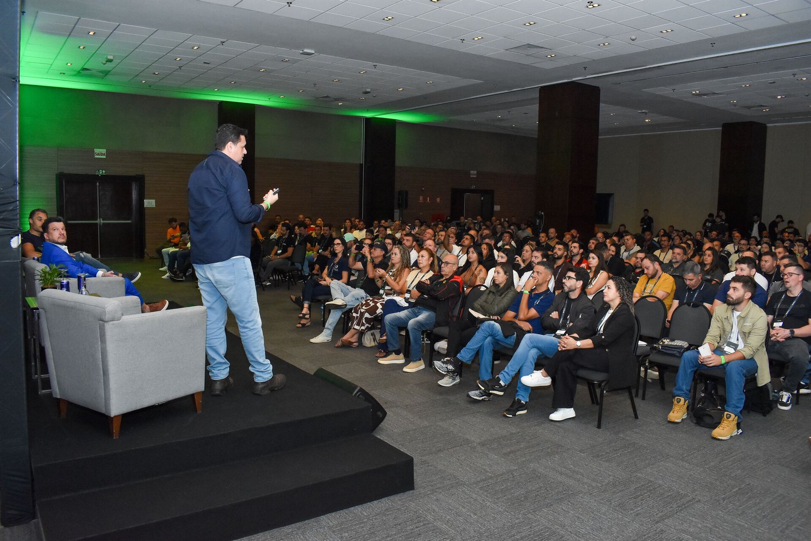 Palestrante no palco do Recicle Mais