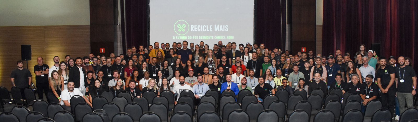 Foto em grupo com participantes do Recicle Mais